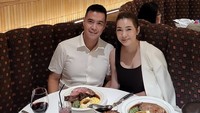 Merayakan hari jadi pernikahan ke-12, Maya dan suaminya sempatkan makan malam bersama. Terlihat mereka menikmati steak dengan red wine. Foto: Instagram mayaseptha7