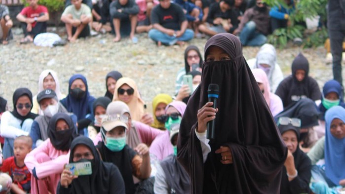 Mediasi warga dan pemdes Lampuara gegara kantor desa disegel.
