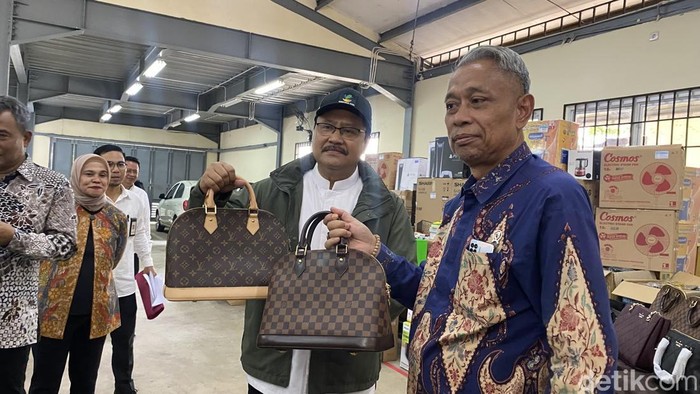 Mensos Gus Ipul dan Wamensos Agus Jabo Priyono mengecek barang undian berhadiah di Gudang Kemensos. Ada Rolls-Royce, tas Luis Vuitton hingga emas.