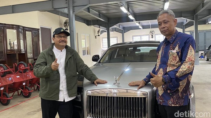 Mensos Gus Ipul dan Wamensos Agus Jabo Priyono mengecek barang undian berhadiah di Gudang Kemensos. Ada Rolls-Royce, tas Luis Vuitton hingga emas.