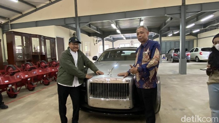 Mensos Gus Ipul dan Wamensos Agus Jabo Priyono mengecek barang undian berhadiah di Gudang Kemensos. Ada Rolls-Royce, tas Luis Vuitton hingga emas.
