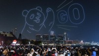 Pertunjukan drone selama 10 menit itu menampilkan 1.000 drone, beberapa di antaranya dilengkapi dengan kembang api, terbang di atas Pelabuhan Victoria Hong Kong dan membentuk gambar panda raksasa kota itu.  