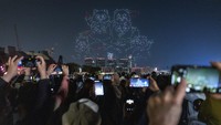 Hong Kong telah meluncurkan serangkaian kegiatan di seluruh kota dalam beberapa minggu terakhir - termasuk pameran dan karnaval bertema panda - setelah Beijing menghadiahkan sepasang panda raksasa bernama An An dan Ke Ke kepada Hong Kong. Kedatangan sepasang panda raksasa ini membuat jumlah total panda raksasa di Hong Kong menjadi enam, yang semuanya tinggal di Ocean Park, sebuah taman hiburan yang terdiri dari wahana taman hiburan dan pameran hewan.  