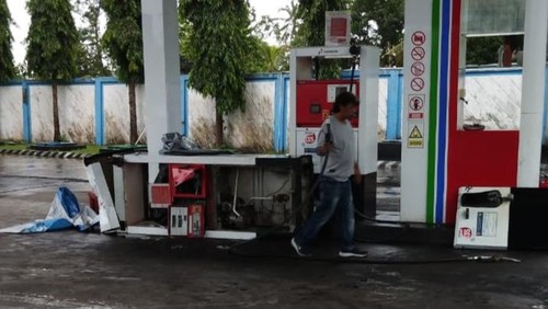 Mesin pengisian BBM di SPBU Padangkerta Karangasem ambruk setelah dispenser bensin itu ditarik truk pada Senin (30/12/2024). (Foto: Istimewa)