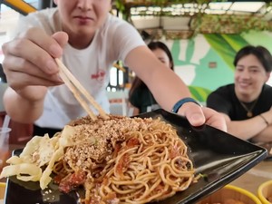 Pesan Mie Gacoan Level 8, YouTuber Jepang Ini Kepedasan