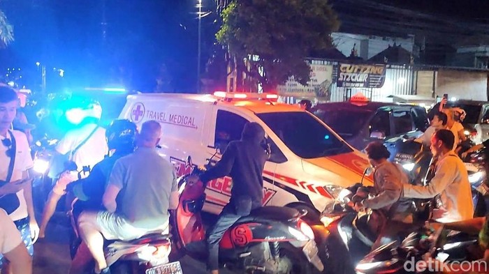 Mobil ambulans terjebak macet di ruas Jalan Raya Canggu, Desa Canggu, Kuta Utara, Badung, Bali, pada Senin (30/12/2024). (Foto: Ahmad Firizqi Irwan/detikBali)