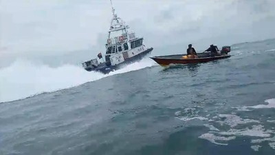 Momen Kapal Patroli Singapura Intimidasi Nelayan Batam di Perbatasan