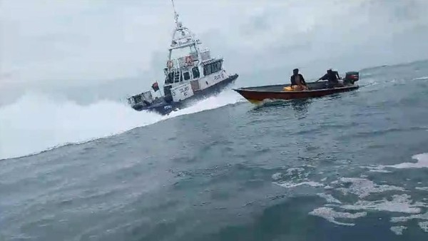 Momen Kapal Patroli Singapura Intimidasi Nelayan Batam di Perbatasan