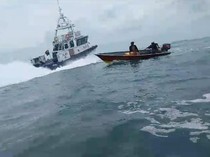 Momen Kapal Patroli Singapura Intimidasi Nelayan Batam di Perbatasan