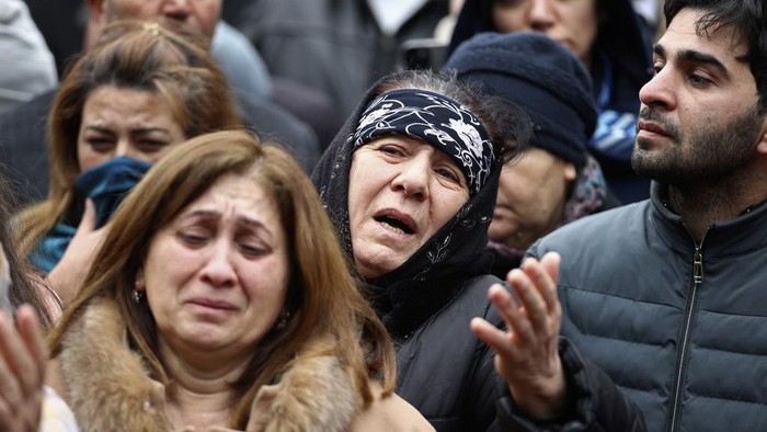 Momen Pilu Pemakaman Pilot dan Kru Pesawat Azerbaijan Airline People stand at the grave of pilot in command Igor Kshnyakin during a funeral of the crew members of the Azerbaijan Airlines Embraer 190 killed in a deadly plane crash in Kazakhstan this week, at the II Alley of Honor in Baku, Azerbaijan, Sunday, Dec. 29, 2024. (AP photo)