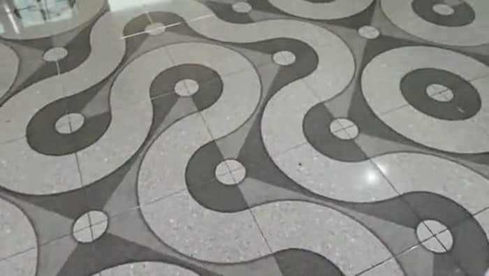 Motif Lantai Keramik Cacing Besar Alaska