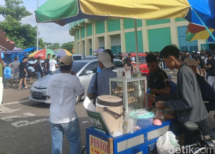 Muhammad Dandi saat berjualan di area Stadion Tuban Sport Center.