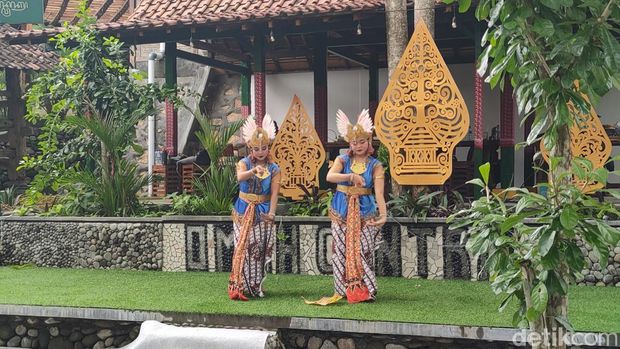 Suasana wisata kuliner dan budaya Omah Cantrik di Nanggulan, Kulon Progo, Senin (30/12/2024).