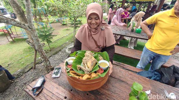 Suasana wisata kuliner dan budaya Omah Cantrik di Nanggulan, Kulon Progo, Senin (30/12/2024).