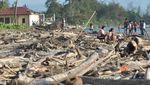 Pantai Pekik Nyaring Bengkulu Dipenuhi Sampah Kiriman