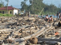 Pantai Pekik Nyaring Bengkulu Dipenuhi Sampah Kiriman