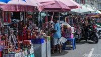 Beragam kembang api yang ramah anak dijual di kawasan Jalan Jembatan Tinggi, Tanah Abang.