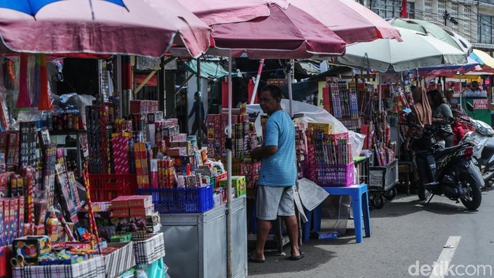Pedagang kembang api bermunculan menjelang tahun baru 2025, seperti terlihat di kawasan Jalan Jembatan Tinggi, Tanah Abang, Senin (30/12/2024).