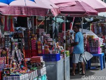 Pedagang Kembang Api Menjamur Jelang Tahun Baru