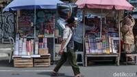 Kembang api itu dijual dengan harga bervariasi, mulai dari Rp 1500 hingga ratusan ribu rupiah.