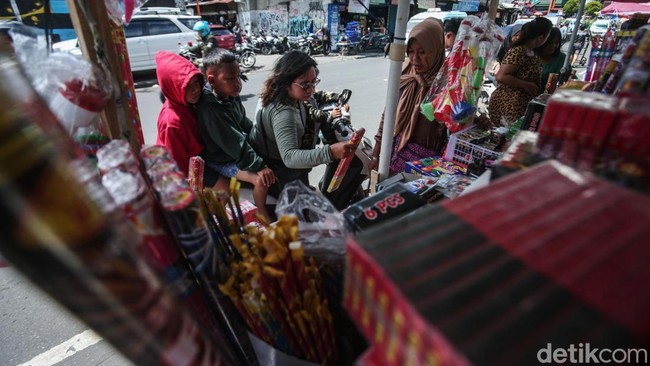 Pedagang Kembang Api Menjamur Jelang Tahun Baru