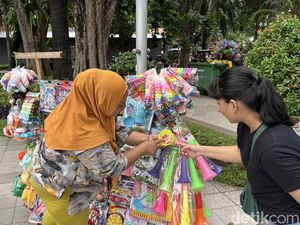 Pedagang Trompet Tahun Baru di Surabaya Tetap Jualan Meski Dilarang
