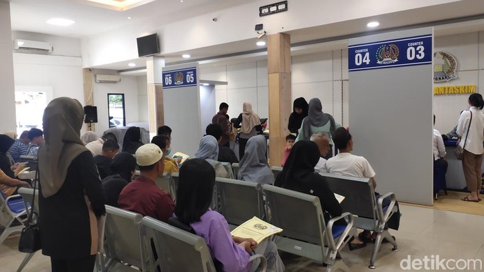 Pemohon paspor antri untuk membuat paspor di Kantor Imigrasi Kelas 1 Palembang