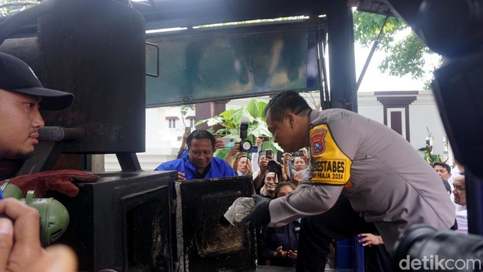Pemusnahan Barang Bukti di Polrestabes Surabaya Pemusnahan Barang Bukti di Polrestabes Surabaya