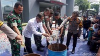Polrestabes Surabaya juga menangani kasus minuman keras (miras). Sebanyak 3.455 botol miras disita dan dimusnahkan,