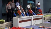 Sejumlah pedang hasil razia juga dipotong menggunakan gergaji mesin di Polrestabes Surabaya.