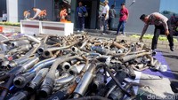 Ratusan knalpot brong hasil razia Satlantas Polrestabes Surabaya yang akan dimusnakan di halaman Polrestabes Surabaya.
