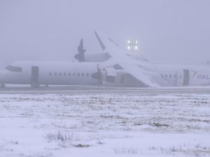 Penampakan Pesawat Air Canada yang Terbakar Saat Mendarat Darurat