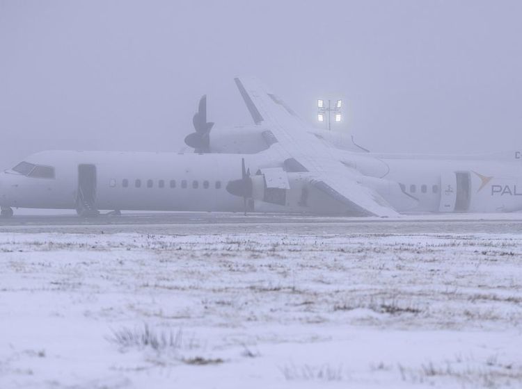 Penampakan Pesawat Air Canada yang Terbakar Saat Mendarat Darurat