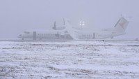 Penerbangan Air Canada 2259, yang berangkat dari Bandara Internasional St. John, mengalami masalah pendaratan pada pukul 09.30 AST (0130GMT Minggu) yang menyebabkan tergelincir dan kebakaran mesin. Peristiwa itu mendorong respons cepat dari kru darurat untuk memastikan keselamatan semua orang di dalam pesawat.  