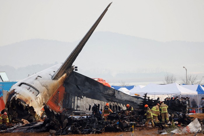 Puing-puing pesawat Jeju Air berserakan di sekitar lokasi kecelakaan di Bandara Internasional Muan, Korsel. Ini penampakannya.