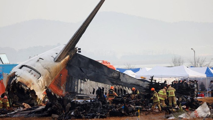 Puing-puing pesawat Jeju Air berserakan di sekitar lokasi kecelakaan di Bandara Internasional Muan, Korsel. Ini penampakannya.