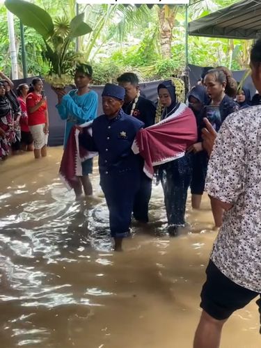 Pengantin di Ponorogo ini menggelar resepsi pernikahan di tengah banjir. Postingan tersebut langsung mendapatkan banjir komentar dari warganet.