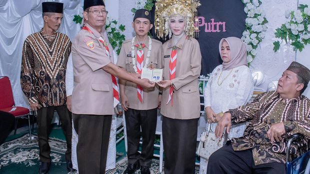 Pengantin ini membagikan foto pernikahannya yang mengenakan seragam pramuka, mendadak viral di TikTok.