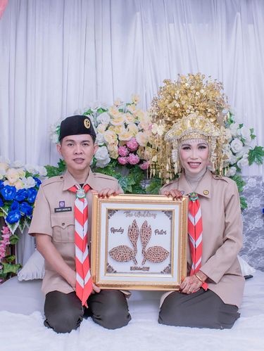 Pengantin ini membagikan foto pernikahannya yang mengenakan seragam pramuka, mendadak viral di TikTok.