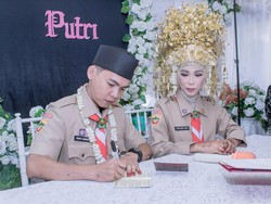 Pengantin Viral Bajunya Agak Lain, Akad Nikah Pakai Seragam Pramuka