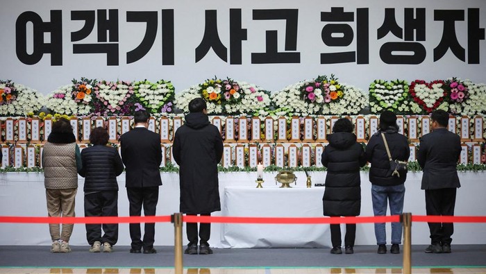 Buddhist monks pray at a memorial altar for the victims of the Jeju Air crash at Muan International Airport, at Muan Sports Park in Muan, South Korea, December 30, 2024.   REUTERS/Kim Hong-ji
