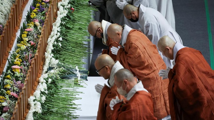 Buddhist monks pray at a memorial altar for the victims of the Jeju Air crash at Muan International Airport, at Muan Sports Park in Muan, South Korea, December 30, 2024.   REUTERS/Kim Hong-ji