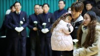 Mereka yang seharusnya merayakan tahun baru bersama keluarga, namun harus didera pilu tak kesudahan. (REUTERS/Kim Hong-Ji)