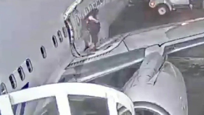 Penumpang panik, buka pintu darurat dan jalan di sayap pesawat.
