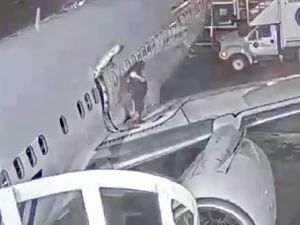 Penumpang Panik, Buka Pintu Darurat dan Jalan di Sayap Pesawat