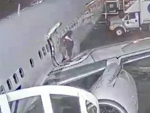 Cemas Akut, Penumpang Buka Pintu Darurat dan Jalan di Sayap Pesawat