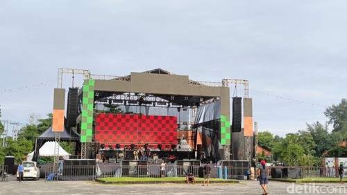 Persiapan panggung Momen Pesona Akhir Tahun yang digelar di Pantai Mertasari Sanur, Denpasar, Bali, Senin (30/12/2024). (Foto: Ni Made Lastri Karsiani Putri/detikBali)
