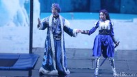 Pertunjukkan ini bisa disaksikan setiap hari di Area Amphitheater Trans Studio Theme Park Cibubur.