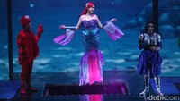 Pemain teater berperan dalam drama musikal bertajuk Briana The Ice Princess di Trans Studio Cibubur, Depok, Jawa barat, Senin (30/12/2024).