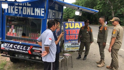 Petugas gabungan menertibkan gerai tiket online tanpa izin di Jalan Denpasr-Gilimanuk, tepatnya di sepanjang jalur menuju Pelabuhan Gilimanuk, Jembrana, Bali, Senin (30/12/224). (Foto: Dok. Satpol PP Jembrana)
